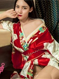 [Toutiao headline goddess] April 8, 2018 Feng Xuejiao 2m white sofa(39)